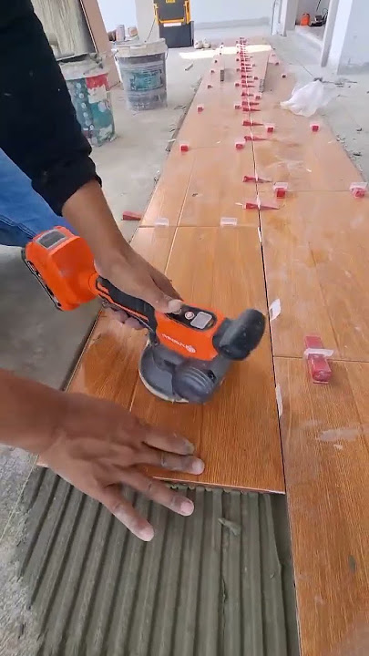 Proses Pemadatan Keramik dengan Alat Penggetar#PemadatanKeramik #PemasanganKeramik #TileVibrator