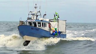 📛 GROSSE HOULE À CAPBRETON ENTRÉE ET SORTIE AGITÉES POUR LES BATEAUX. 🌊👀. @Alex.rolland