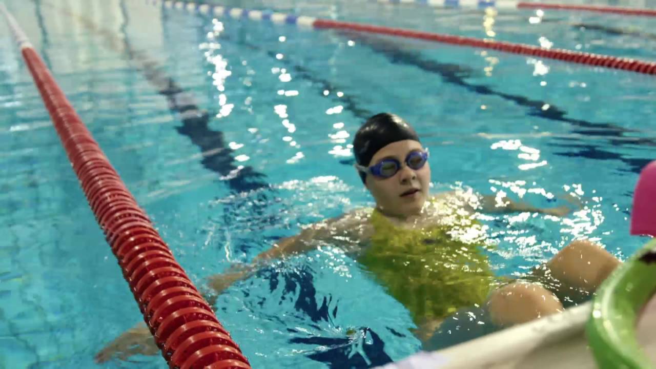 Liesette is blind en kan heel goed zwemmen