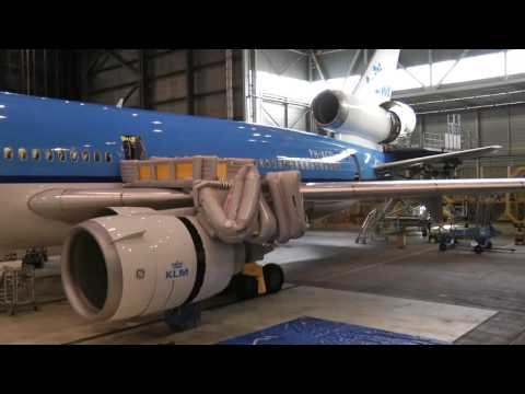 MD11 overwing emergency slide deployment