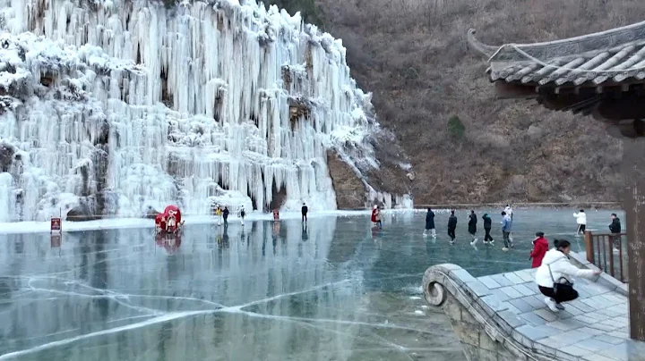 Spectacular icicles in Taihang Mountains in north China captivate tourist