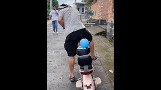 Dad's funny mistake when going out, son's balloon caused a "flat tire" scare