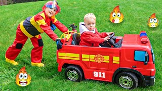 Vlad fait semblant de jouer des histoires de jouets de pompier pour les enfants