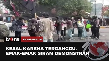 Terganggu Asap Ban Dibakar Pedemo, Emak-emak Marah dan Siram Air ke Mahasiswa Pinrang | tvOne