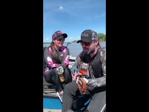 Fernando zor e Maiara cantando no barco