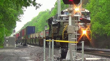 NS 7504 (GE ES44DC) leads  NS 228