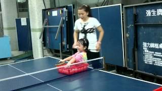 芊芊練桌球20120921