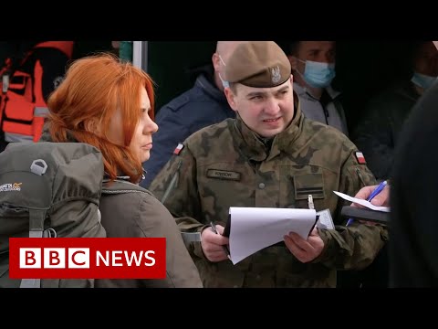 Polish citizens join army in response to Russian invasion of Ukraine - BBC News