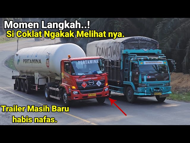 Truck Trailer Hino Pertamina Habis Nafas Di Tanjakan Bukit Kodok.Truck Fuso Jadi Saksih Insiden Truk class=