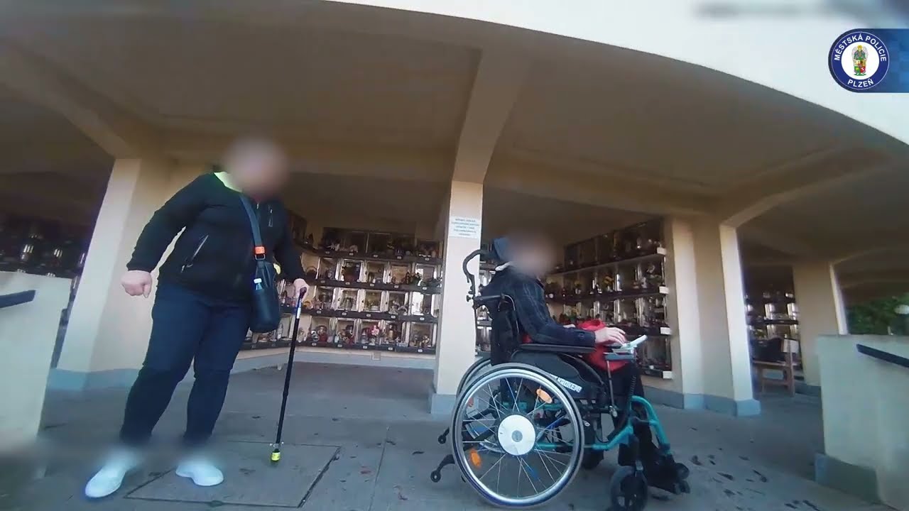 Pomoc paní na vozíčku na schodech na hřbitově 🕯👮🏼‍♂️