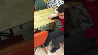 Uyurken Yakalanan Garsonun Tepkisi