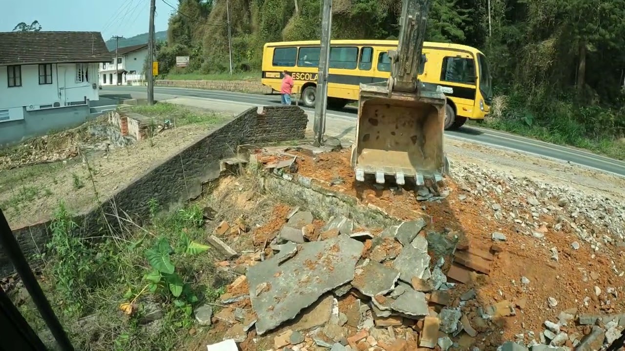 Escavadeira limpando muito entulho