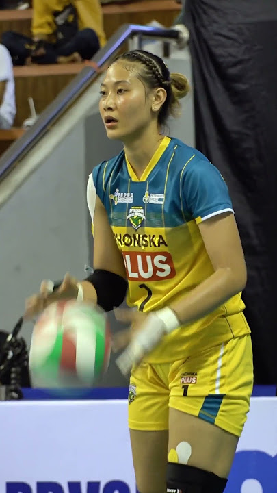 Aksi Dhea siap lakukan servis bola #volleyball