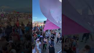 This Miami Beach crowd went absolutely wild in seconds #miamibeach