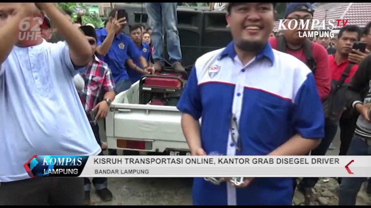 TUNTUTAN TAK DIPENUHI, PULUHAN PENGEMUDI TRANSPORTASI DARING SEGEL KANTOR GRAB LAMPUNG