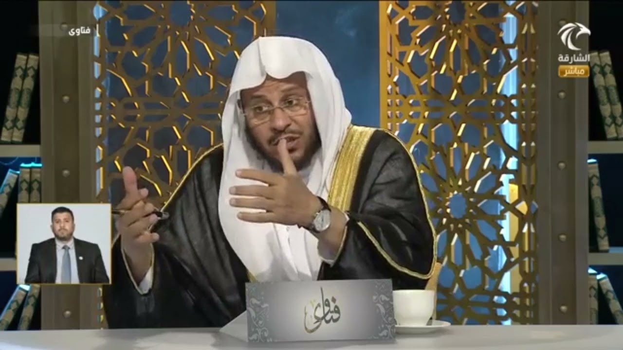 أنا امرأة، و وقت برنامجكم في وقت صلاة الظهر، فهل الأفضل أن أقوم فأصلي أم أن أشاهد البرنامج ثم أصلي؟