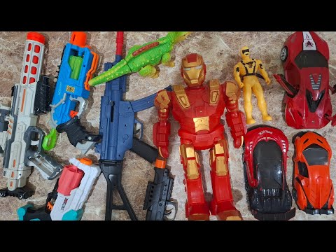 Mengumpulkan mainan iron man, mobil mainan, dinosaurus, ular naga, mobil lamborgini, pistol mainan