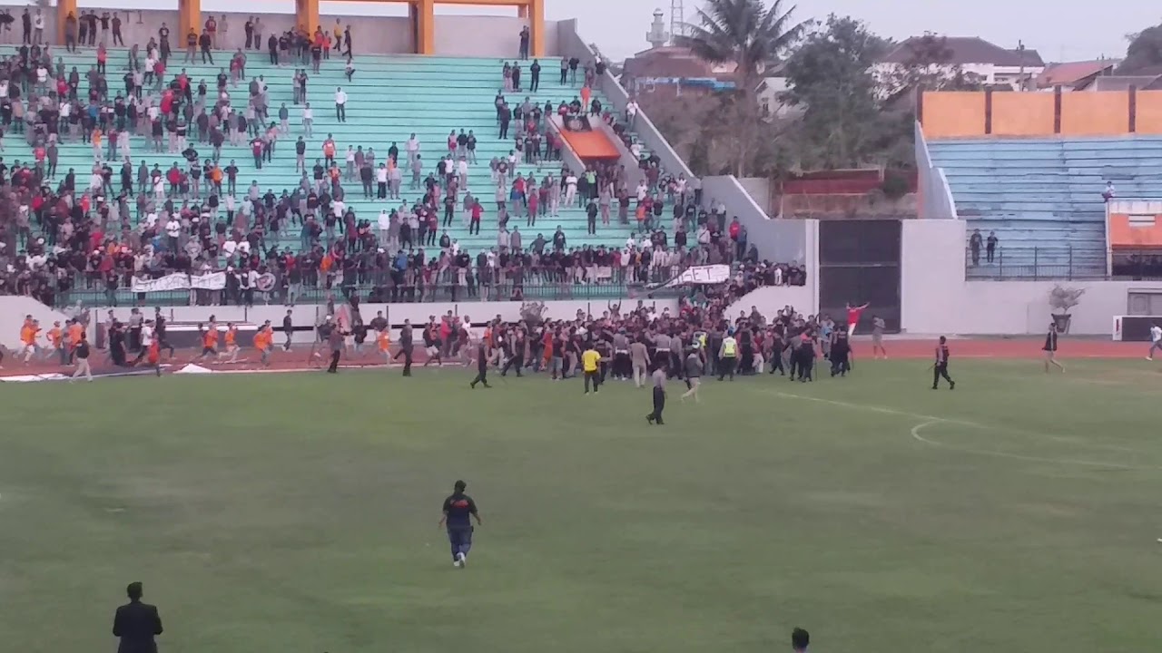 SUPORTER BIKIN KOCAR KACIR POLISI ( PPSM MAGELANG VS PSIP PEMALANG)