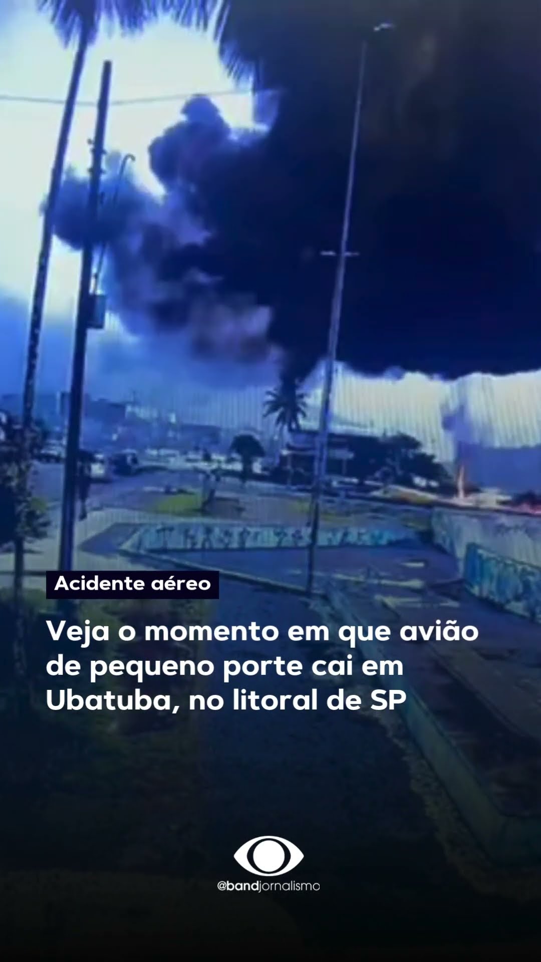 Veja o momento em que avião de pequeno porte cai em Ubatuba (SP) #shorts