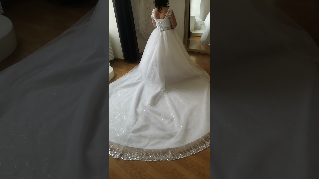 Robe de mariée princesse longue traîne - YouTube
