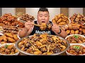 【小鸡炖蘑菇】猴哥硬核下厨！小野鸡炖蘑菇慢炖出味，整一大锅端上桌，一群人抢着吃嗦汤吃肉超爽！【胖猴仔】