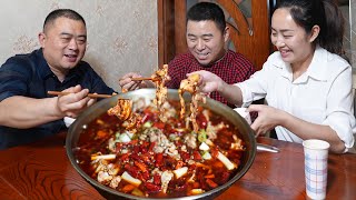 【超小厨】150元10斤牛蛙，兄弟俩煮“牛蛙火锅”，爸爸都馋了，麻辣红汤真过瘾！