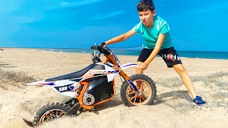 재미있는 테마 모토크로스 자전거 타기 해변의 모래에 갇힌 자전거 그는 모래에서 자전거를 꺼냅니다