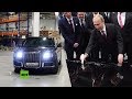 Putin entra en una fábrica de Mercedes-Benz en su limusina rusa Aurus