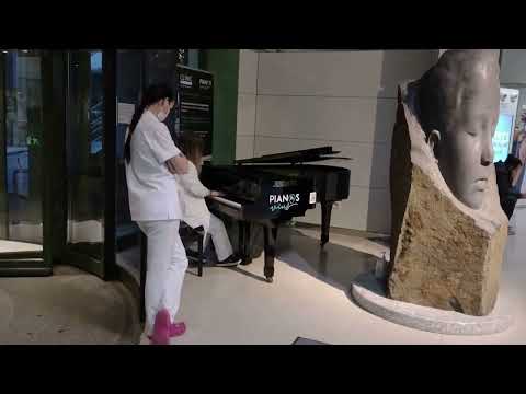 Beethoven sonant al vestíbul de l'Hospital Clínic de Barcelona
