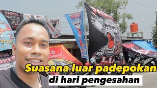 Suasana luar padepokan Hari pengesahan ( pagi hari )