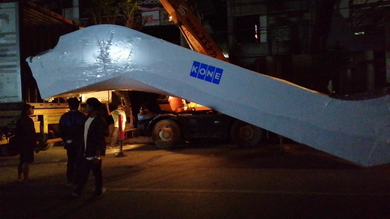 Unloading escalator of 5 ton weight and 40ft length - YouTube