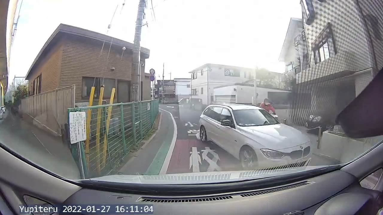 狭い道、突っ込むプリウスとBMW