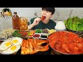 ASMR Mukbang الكيمتشي جيجيجاي ضلع لحم البقر العملاق مطهو ببطء وجبة منزلية كورية يتناول الطعام 