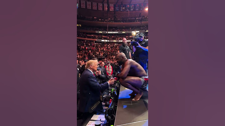 Jon Jones hands his UFC heavyweight championship belt to President @realDonaldTrump 💪🏼🇺🇸