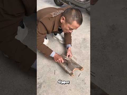 ينزع حذائه بدون أن يستعمل يديه