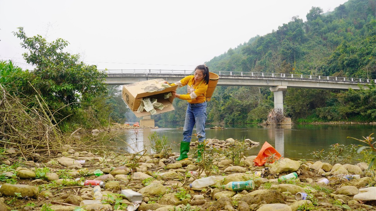 Poor girl found a cardboard box full of money among some scrap metal near the stream