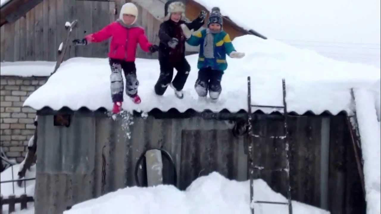 Прыгать сугробы. Прыжок с крыши в сугроб. Дети прыгают в сугробы с крыш. Прыгать в сугроб. Ребенок в сугробе.