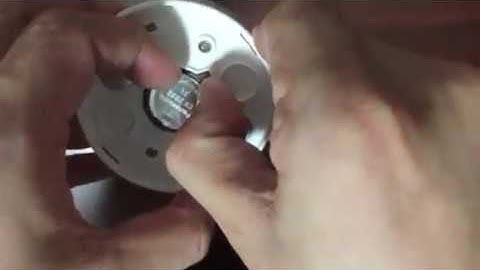 How to replace the battery of LoraTap wireless remote?