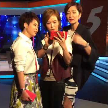 Huang Biren & Zoe Tay have fun on the set of The Dream Makers 2!