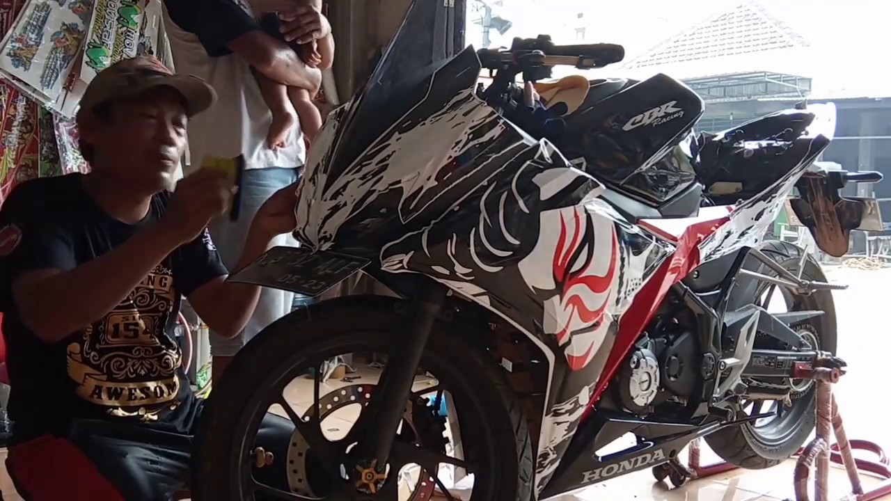 Pasang Stiker Decal Motor Honda Cbr 150 Kabuki Keren Youtube