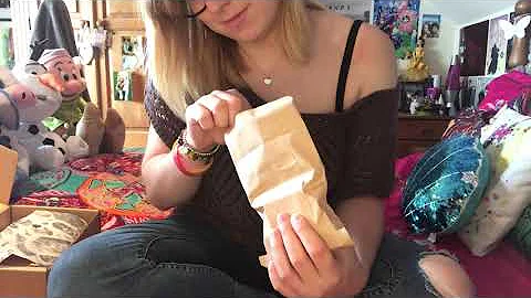 ASMR/ Unboxing new Jeffree star makeup 😍💋