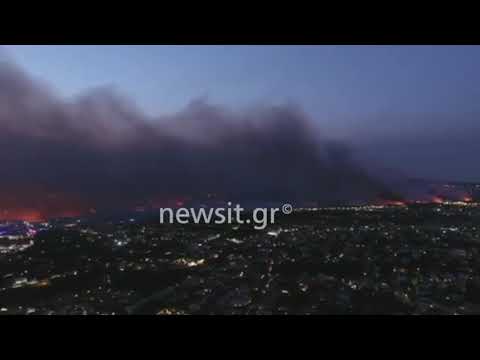Φωτιά στην Βαρυμπόμπη: Εικόνα που κόβει την ανάσα