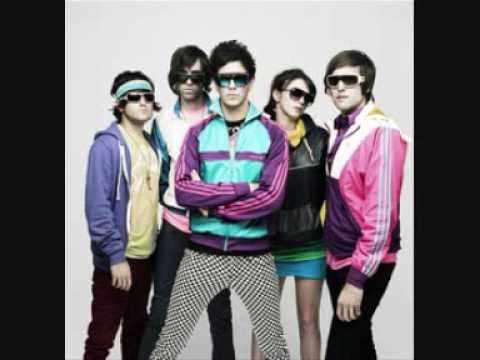 Tonton video musik {trackName} dari {artistName}