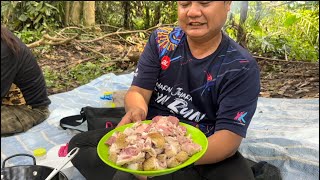 Memasak sambil memancing di sungai bersama team,Babi hutan masak sup terjun