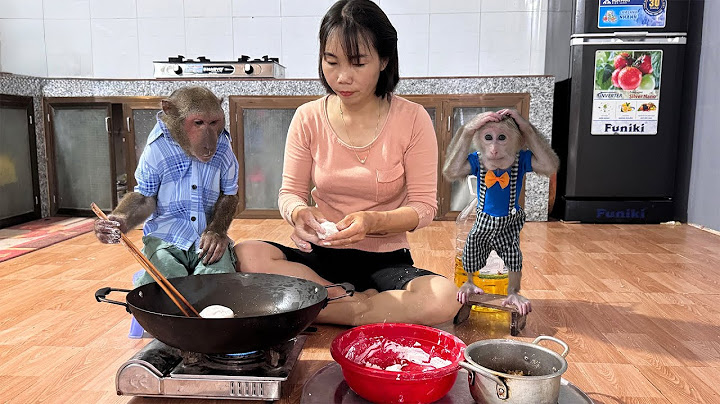 So Adorable! Abu and Baby Monkey Help Mom Cooking!