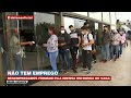 FILA ENORME PARA CONSEGUIR EMPREGO