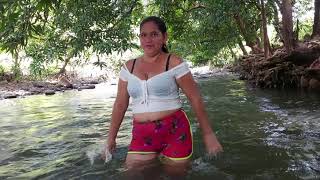 Deisy Disfrutando En El Río De Un Rico Baño