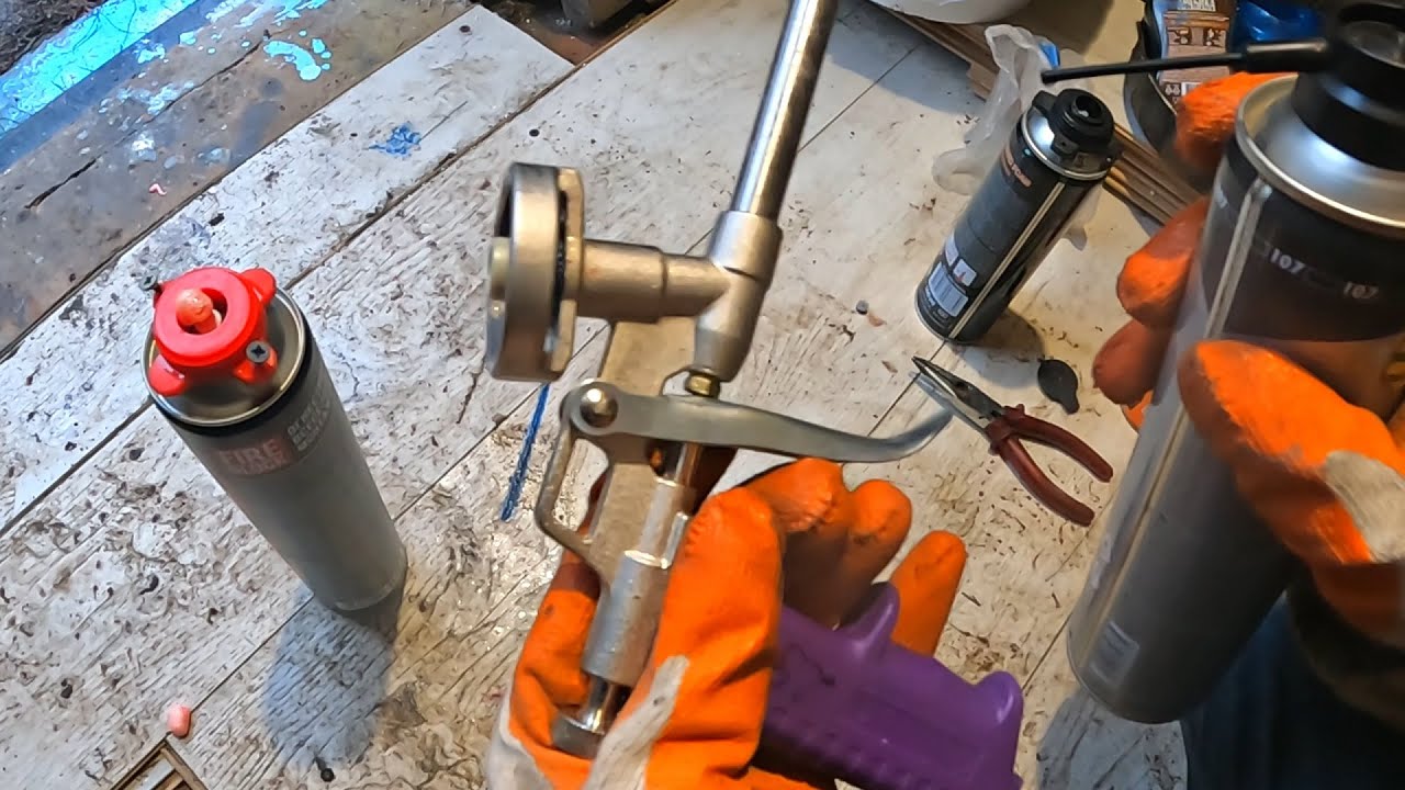 How to unscrew a gunfoam from a expanding foam gun. How to Change