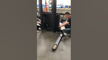 adjust the legs for the wide leg straddle electric stacker