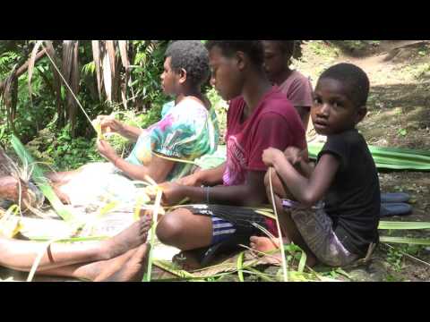 Making toys with coconut fronds / Mekem plei-plei wetem lif kokonas (Malakula, Vanuatu)